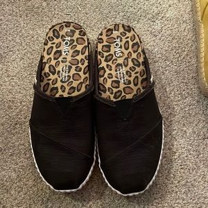 Slip on toms size 5 women’s